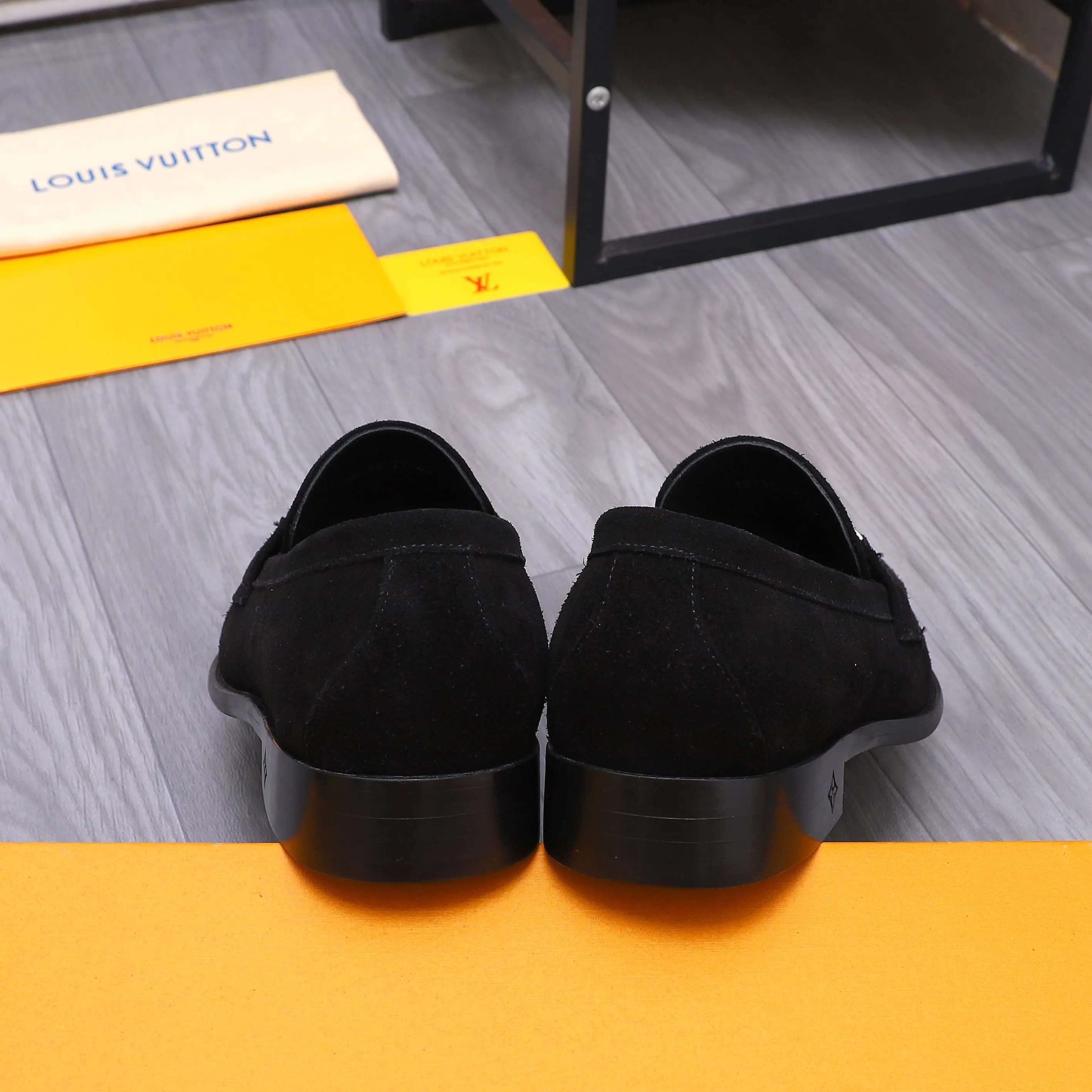 Men's shoes 💰660 Product trademark: LV [Louis Vuitton] business casual slip-on leather shoes, regular size. Size: 39-44 (38.45 custom-made, non-refundable) Product materials: Selected frosted cowhide upper, cowhide lining, original outsole
